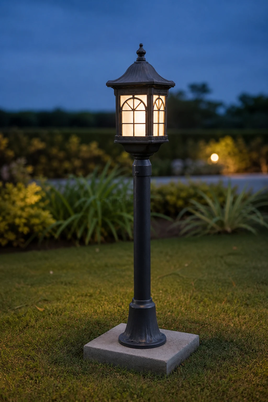 Heritage Gate-Light Pole · Decorative Cast-Pane Series